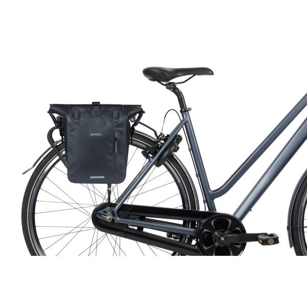 Enkele fietstas Basil Rivo M tarpaulin MIK 12-15L 14 x 25 x 38 cm - zwart