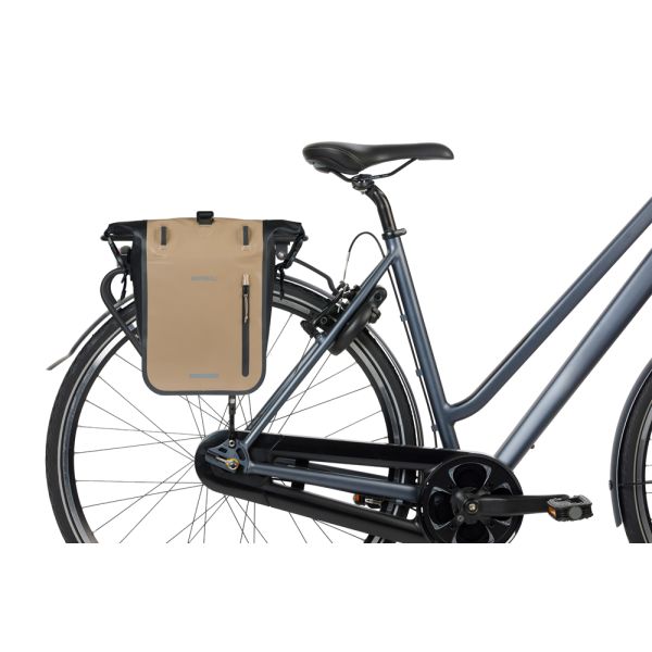 Enkele fietstas Basil Rivo M tarpaulin MIK 12-15L 14 x 25 x 38 cm - zandzwart