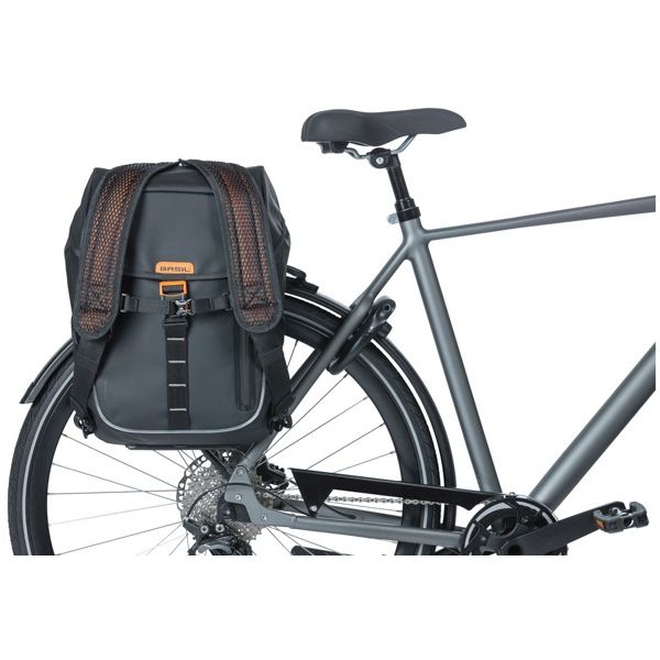 Fietsrugzak Basil Miles Tarpaulin Nordlicht 17 liter 31 x 17 x 44 cm - zwart/ oranje
